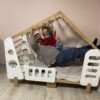 Lit Montessori avec design de maison - Lit à profil bas pour l'indépendance des tout-petits